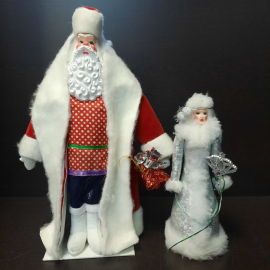 Дед Мороз на подставке и Снегурочка, современные. Высота 43 и 29 см